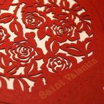 薔薇の模様はレーザーカット、下の英文字はレーザーマーキングで紙の表面を削っています／ 山内理恵作品